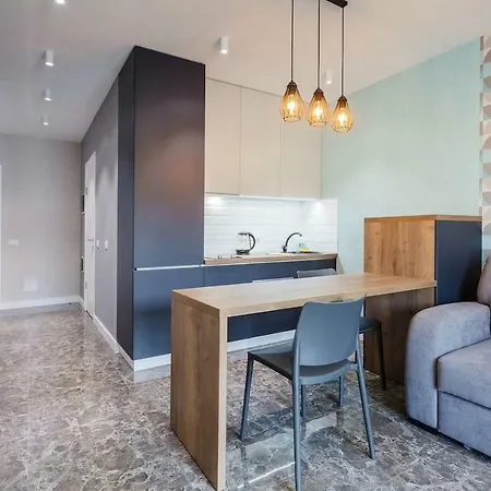 красивая в парке Apartment Kyiv